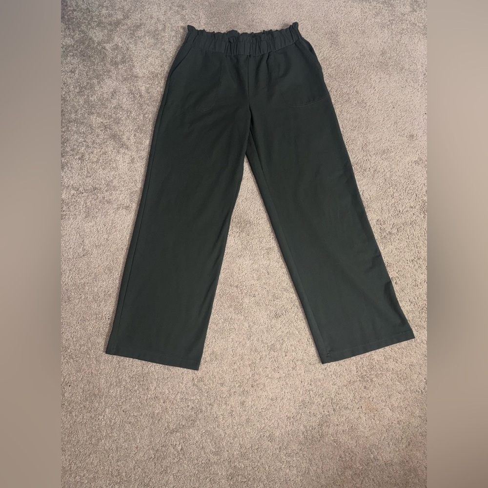 Joie Olive Green Modern Joggers
Slacks Size Medium Pockets.